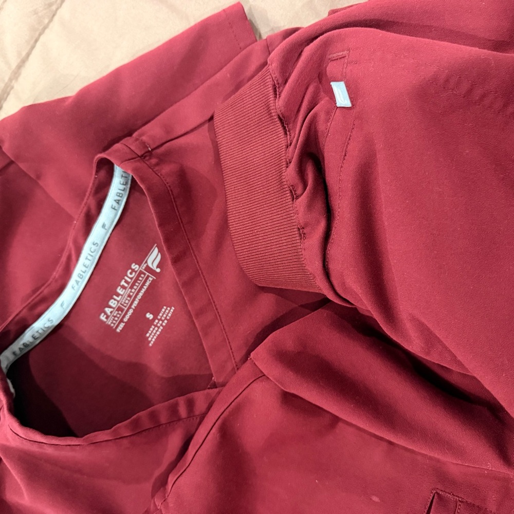Fabletics scrubs - Picture 2 of 3